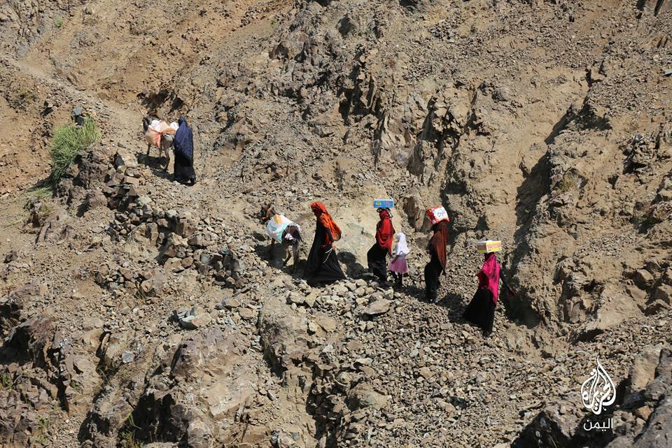 شاهد صورا لمعاناة 13 قرية تحاصرها مليشيا الحوثي وصالح في منطقة بلاد الوافي بتعز
