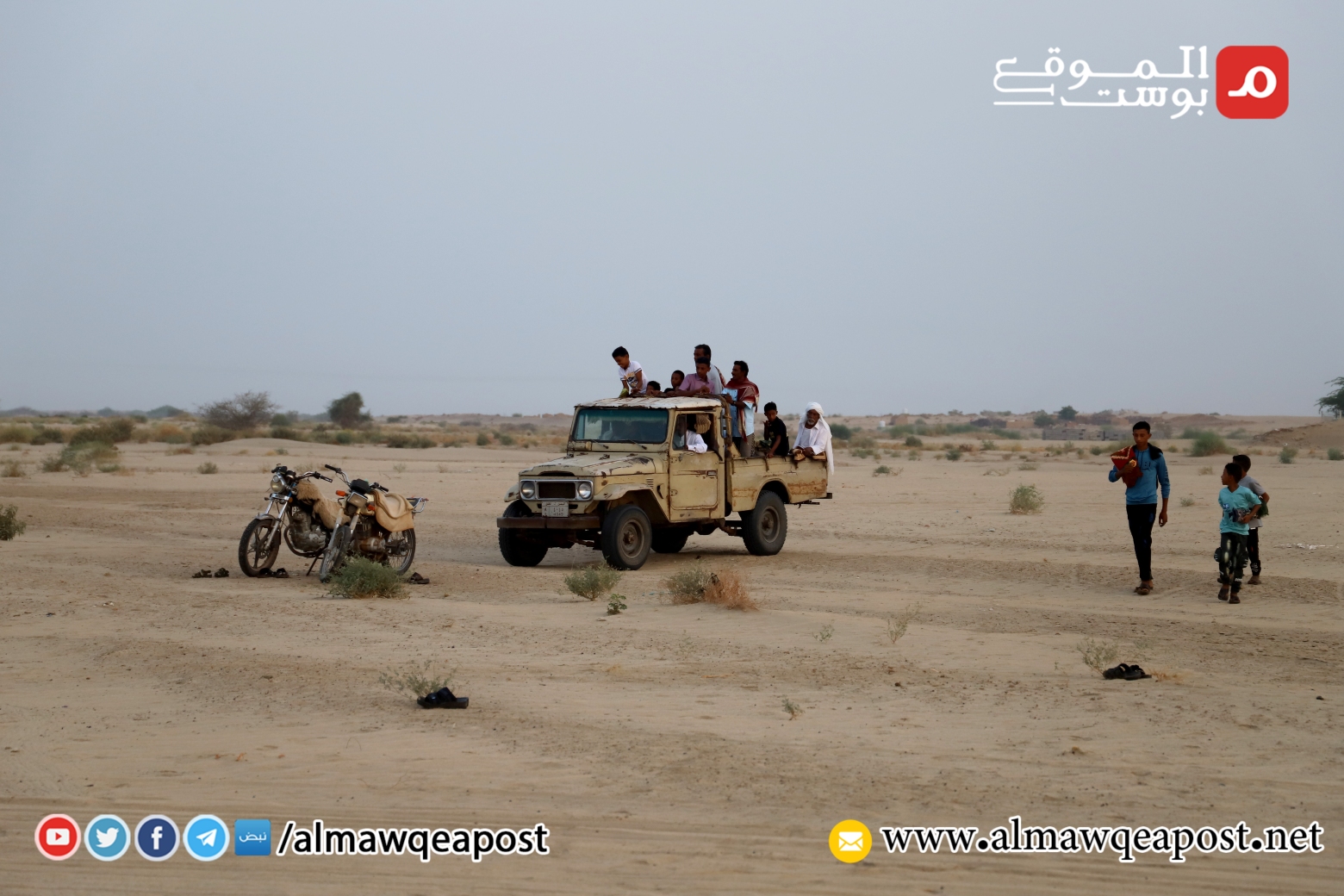 النازحون في ميدي بمحافظة حجة يؤدون صلاة عيد الأضحى في الصحراء