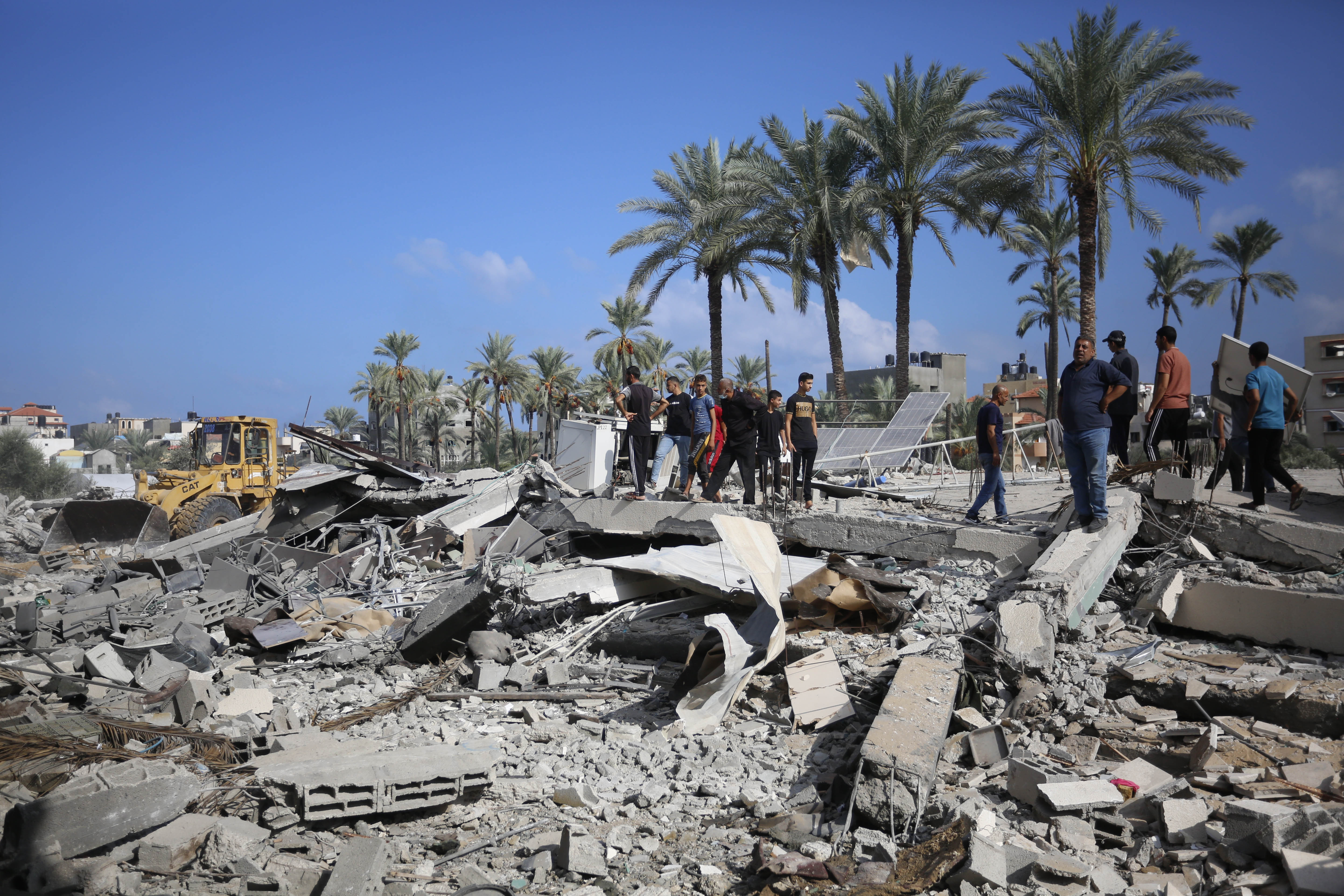 القرآن الكريم يتعرض للتلف في غزة جراء استهداف إسرائيل احد المساجد