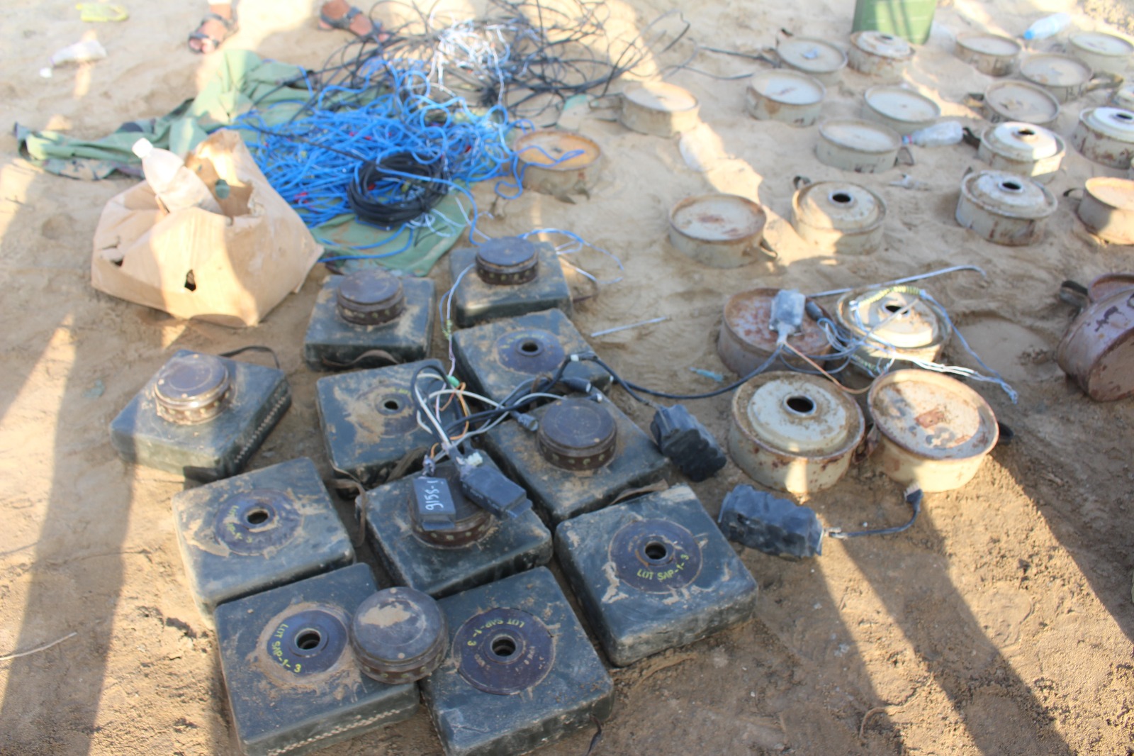 شاهد صورا للألغام التي عثرت عليها المقاومة والجيش في جبهة ميدي