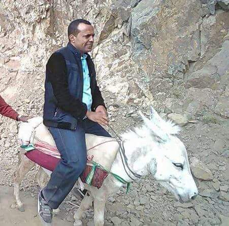 مراسل الجزيرة يتجول في مناطق النزاع بتعز على ظهر حمار