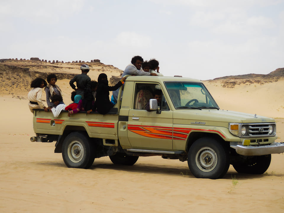 مدارس البدو الرحل في مأرب.. طلاب يفترشون الرمل بلا معلمين ولا مناهج ولا فصول