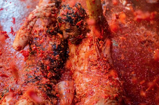 جانب من المهرجان السنوي للتراشق بالطماطم في اسبانيا