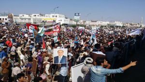 حشود ضخمة في عدن ترفض مبادرة المبعوث الأممي وتؤكد دعمها لشرعية الرئيس هادي (صور)