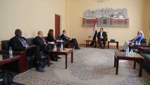 الحكومة: تهديد المليشيا بقطع الملاحة الدولية تحديا واضحا للأمم المتحدة وللقوانين الدولية