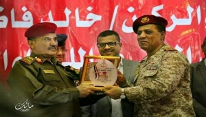 تعز.. إجراء عملية استلام وتسليم لقيادة المحور وتكريم اللواء فاضل