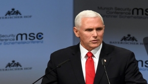 بينس يلتقي غوايدو ويهدد مادورو بـ"التدخل عسكريا"