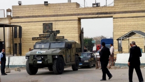 بذريعة حيازة عملة أجنبية.. معاناة اليمنيين المتصاعدة في مصر تنتظر تنفيذ التوجيهات الرسمية وسط غياب دور السفارة