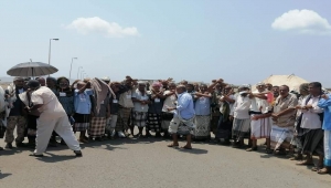 العسكريون المعتصمون يُعلّقون إغلاق بوابات موانئ عدن بعد تلقيهم وعودا من المحافظ بصرف رواتبهم