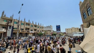 مظاهرة غاضبة في تعز تندد بالتدهور الاقتصادي وتطالب بإقالة المحافظ
