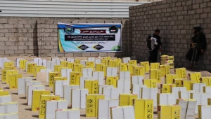 ملتقی ابناء حزم العدين يوزع كمية من التمور للنازحين بمأرب