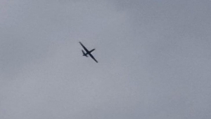 بقصف لطيران إماراتي مُسير.. مقتل سائق حافلة نقل جماعي وإصابة آخر في شبوة