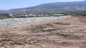 إب.. قيادي حوثي يسطو على أراضي مواطنين بقوة السلاح