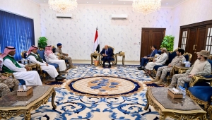 العليمي يبحث مع قيادة القوات المشتركة الأعمال الإنسانية والتنموية بعدد من المحافظات