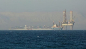 رغم هجمات الحوثيين.. ناقلات النفط تواصل تحركاتها في البحر الأحمر