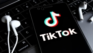 ترامب يدعو المحكمة العليا لتعليق قانون يهدّد بحظر تطبيق "تيك توك"