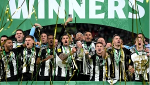 نيوكاسل يصعق ليفربول ويتوج بكأس الرابطة الإنجليزية لأول مرة في تاريخه