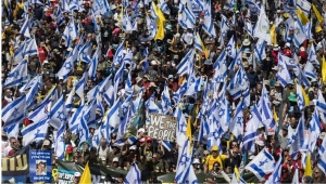 تظاهرة واسعة في تل أبيب وتهديد بإضراب شامل وتمرد ضريبي.. "نتنياهو يريد حربا أهلية"