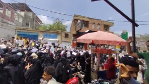 مظاهرة حاشدة لمعلمي تعز للمطالبة برفع الرواتب ومعالجة انهيار العملة وتأكيدا على مواصلة الإضراب