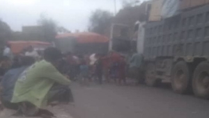 وفاة سائق نقل ثقيل داخل شاحنته بطريق تعز عدن في مشهد يكشف مآسي الطرقات في اليمن