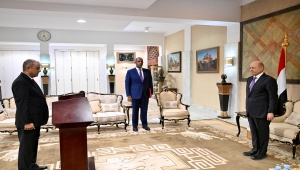 أمام العليمي.. بن بريك يؤدي اليمين الدستورية رئيسا للحكومة اليمنية