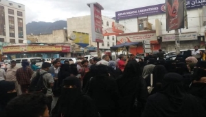تعز.. تظاهرة نسوية تنديدا بتردي الخدمات وانهيار العملة