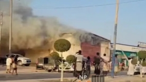 المهرة.. خسائر كبيرة بحريق هائل في مستودع للبطاريات والألواح الشمسية