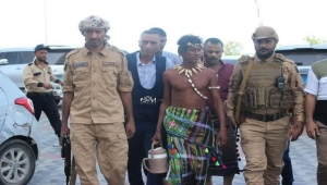 زيارة رجل كهف سقطرى لـ "عدن" تثير الجدل والتندر في اليمن