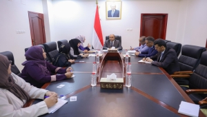 بن بريك يؤكد اهتمام الحكومة اليمنية بقضايا المرأة وتعزيز مشاركتها السياسية