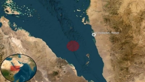 طاقم السفينة التجارية التي تعرضت لهجوم مسلح قبالة سواحل الحديدة يبدأ مغادرتها