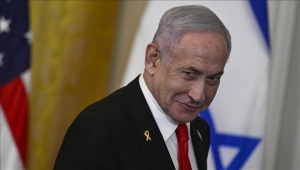 نتنياهو يصل واشنطن للقاء ترامب ومكتبه ينفي جمود مفاوضات الدوحة