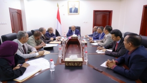 رئيس الوزراء يوجه بصرف مستحقات الطلاب اليمنيين المبتعثين في الخارج