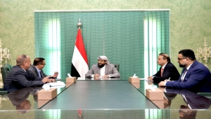 الرئاسي يبحث التحديات التي تواجه شركة الخطوط الجوية اليمنية