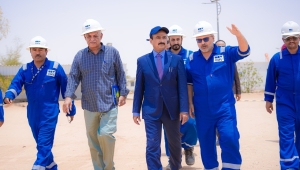 محافظ شبوة يدعو الحكومة والرئاسي لتشغيل قطاع العقلة النفطي