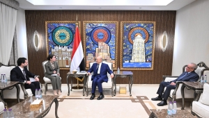 العليمي يحذر من مخاطر نقل الاسلحة المحرمة دوليا الى الحوثيين