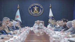 الإنتقالي يُصّعد ضد العليمي وبن بريك ويقول إن "الأرض أرضه والقرار قراره"