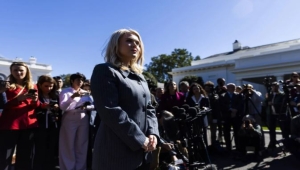 "أمك اختارت الموقع"... رد صادم من متحدثة البيت الأبيض على سؤال صحافي