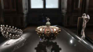 "لا تقدر بثمن".. سرقة مجوهرات ملكية من متحف اللوفر في باريس