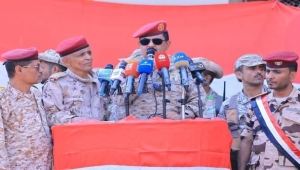 وزير الدفاع يتفقد محور تعز ويشدد على الجاهزية لإستعادة صنعاء وإنهاء الإنقلاب