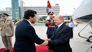 العليمي يصل القاهرة للمشاركة في افتتاح المتحف المصري الكبير