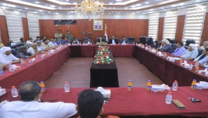 اجتماع استثنائي لسلطات المهرة يدعم المحافظ ويطالب بفتح ميناء نشطون بعد حملات استهدفت المحافظة