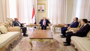 رئيس الوزراء يطالب بتسريع إجراءات الصرف للرواتب في لقاء مع محافظ البنك