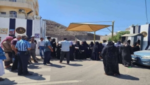 عقب إغلاق مقره أمانته العامة.. الانتقالي يهاجم العليمي ويتهمه بتجاوز الخطوط الحمراء ويصفه بـ "المدعو"