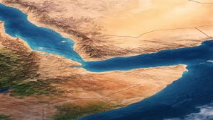 صحيفة إسرائيلية: الحوثيون يراقبون باستعداد وينتشرون بزي مدني ورفعوا صورة عبدالملك بدلا عن خامنئي