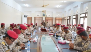 شدد على تعزيز الجاهزية القتالية.. وزير الدفاع يعقد اجتماعاً موسعًا مع قيادة العسكرية الثانية