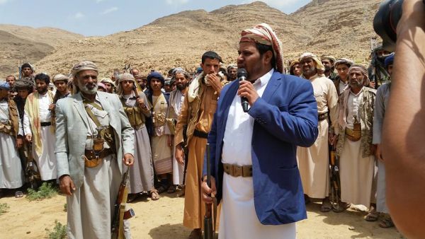 أبناء قبيلة أرحب يسيرون قافلة غذائية دعما لجبهة نهم (صور)