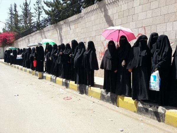 مليشيا الحوثي والمخلوع تعتدي على وقفة نسائية أمام النائب العام وتمنع تنفيذ أخرى أمام نقابة الصحفيين (صور)