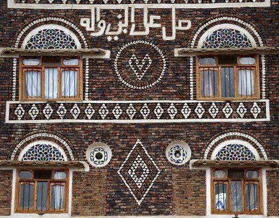 صناعة الطوب الطيني في اليمن.. بين التشييد والبناء ودمار الحرب (صور)