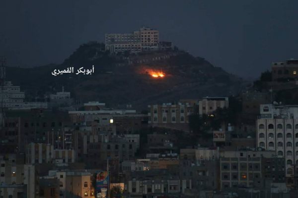 طيران التحالف يستهدف مواقع وآليات للحوثيين وقوات صالح في مدينة تعز