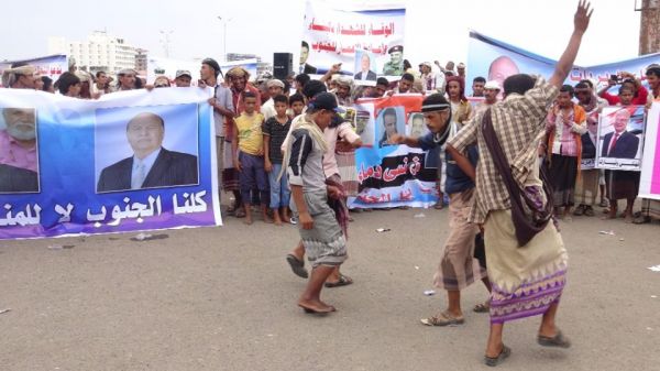 عدن.. حشود جماهيرية مناوئة للحراك ومؤيدة للرئيس هادي وقراراته (صور)